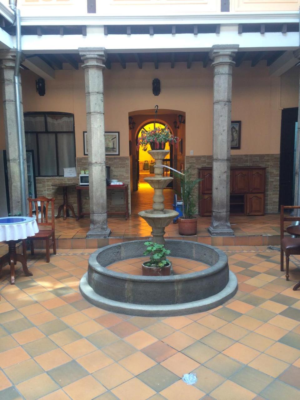 Hotel Catedral Quito Buitenkant foto
